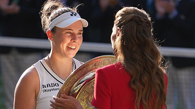 �esk� tenistka Linda Noskov� a britsk� princezna Kate po v�t�zstv� ve fin�le dvouhry �en ve Wimbledonu (11. �ervence 2026)