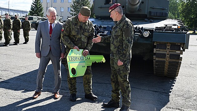 P�evzet� posledn�ho tanku Leopard 2A4 u 73. tankov�ho praporu zavr�ilo p�ed�n� tank� arm�d�. Zleva ministr obrany Jarom�r Z�na (za SPD), velitel praporu Tom� Such� a n��eln�k Gener�ln�ho �t�bu Miroslav Hlav�� se symbolick�m kl��em od posledn�ho dodan�ho tanku Leopard. (10. �ervence 2026)
