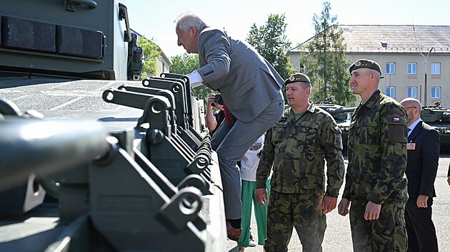 P�evzet� posledn�ho tanku Leopard 2A4 u 73. tankov�ho praporu v P��slavic�ch na Olomoucku zavr�ilo p�ed�n� tank� arm�d�. Ministr obrany Jarom�r Z�na (za SPD) si prohl�� tank. (10. �ervence 2026)