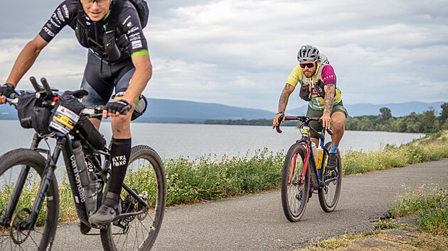 Z�vod 1000 Miles Adventure m��� p�ibli�n� 1600 kilometr� a vede mezi nejz�padn�j��m bodem �eska a nejv�chodn�j�� obc� Slovenska.
