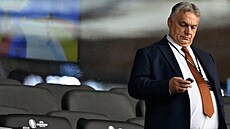 Ma�arský expremiér Viktor Orbán má slabost pro fotbal. Na snímku na zápase...