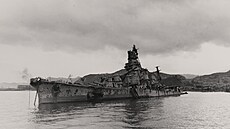 Japonský t�ký k�i�ník Aoba, potopený v námo�ní základn� Kure v Japonsku, 9....