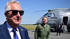Ministr obrany Jaromír Z�na (vlevo) p�i slavnostním p�edání prvního...