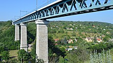 Ikonický znojemský viadukt je 220 metr� dlouhý a p�eklenuje údolí ve vý�ce 48...