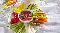 Hummus s �ervenou �epou a zeleninou