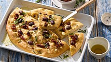 Focaccia s olivami a su�enými raj�aty