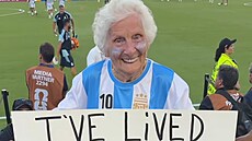 Stoletá Pauline Kanaová podporuje Messiho po celou dobu fotbalového mistrovství.