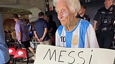 Stoletá Pauline Kanaová podporuje Messiho po celou dobu fotbalového mistrovství.