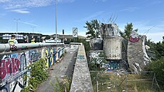 Betonová skulptura Rovnováha na Barrandovském most� se z�ítila. (17. �ervence...