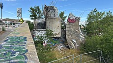 Betonová skulptura Rovnováha na Barrandovském most� se z�ítila. (17. �ervence...