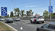 Betonová skulptura Rovnováha na Barrandovském most� se z�ítila. (17. �ervence...