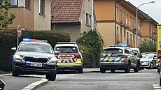 Zásah policie v pra�ské Hostiva�i. Po st�elb� na�la na ulici mrtvého �lov�ka,...