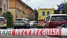 Zásah policie v pra�ské Hostiva�i. Po st�elb� na�la na ulici mrtvého �lov�ka,...