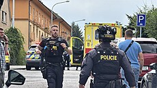Zásah policie v pra�ské Hostiva�i. Po st�elb� na�la na ulici mrtvého �lov�ka,...