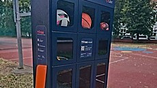 Samoobslu�ný box se sportovními pot�ebami na h�i�ti u základních �kol v...