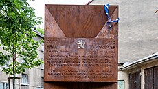 Pomník na Králov� vý�in� v Ústí nad Labem p�ipomínající zdej�í významné rodáky...