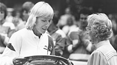 Martina Navrátilová p�ebírá pohár pro vít�zku Wimbledonu 1986 od Kitty...
