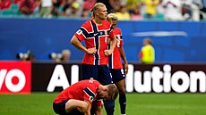 Kristoffer Ajer a Erling Haaland smutní po gólu Judea Bellinghama v zápase...