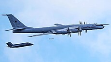 Ruský Tu-142 eskortovaný britskou stíha�kou F-35B nad Norským mo�em. Pov�imn�te...