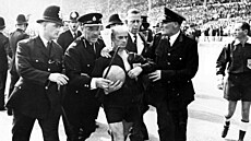 Rozhod�í Rudolf Kreitlin po �tvrtfinále mistrovství sv�ta v roce 1966, ve...