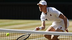 Jannik Sinner odehrává mí�ek ve finále Wimbledonu.