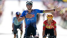 Mathieu van der Poel slaví výhru v deváté etap� Tour de France.