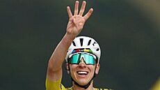 Slovinec Tadej Poga�ar slaví triumf ve 14. etap� Tour de France.