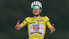 Slovinec Tadej Poga�ar slaví triumf ve 14. etap� Tour de France.
