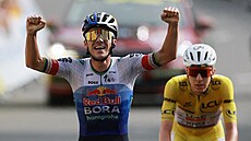 Remco Evenepoel slaví výhru v 15. etap� Tour de France p�ed Tadejem Poga�arem.