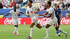Jude Bellingham z Anglie slaví gól na 6:4 v utkání o bronz s Francií.