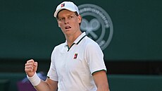 Jannik Sinner se raduje ve finále Wimbledonu.
