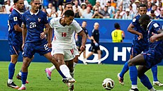Jude Bellingham z Anglie dává gól na 6:4 v utkání o bronz s Francií.