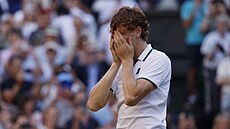 Jannik Sinner slaví triumf ve finále Wimbledonu.