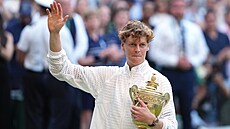 Jannik Sinner slaví triumf ve finále Wimbledonu.