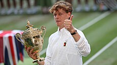 Jannik Sinner slaví triumf ve finále Wimbledonu.