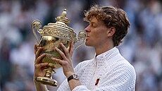 Jannik Sinner slaví triumf ve finále Wimbledonu.