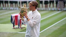 Jannik Sinner slaví triumf ve finále Wimbledonu.