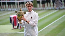 Jannik Sinner slaví triumf ve finále Wimbledonu.