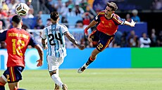 Argentinec Enzo Fernández fauluje Pau Cubarsího ze �pan�lska ve finále MS.
