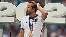 Harry Kane z Anglie s bronzovou medailí po výh�e 6:4 nad Francií.