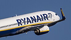 Boeing 737-800 irské spole�nosti Ryanair, která se zam��uje na nízkonákladové...