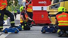Vlivem horka se uvolnila asfaltová zálivka na pra�ské tramvajové trati, která...