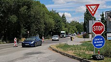 Kolony  aut se v novom�stské Brn�nské ulici tvo�í p�ed semafory v obou sm�rech....