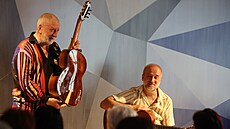 Legendární kytarista �t�pán Rak (vlevo) a jeho syn Jan Mat�j Rak v hudebním...