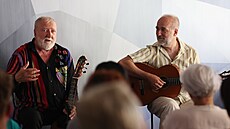 Legendární kytarista �t�pán Rak (vlevo) a jeho syn Jan Mat�j Rak v hudebním...