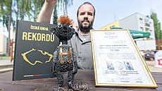 Pro speciální certifikát ke svému unikátnímu Hurvínkovi si do Pelh�imova p�ijel...