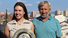 Linda Nosková pózuje na st�e�e p�erovského magistrátu s trofejí pro vít�zku...