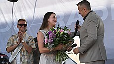 Linda Nosková p�ijímá od primátora P�erova dle jeho slov "men�í kytici."