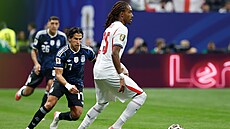 Giuliano Simeone z Argentiny (v tmavém) napadá Angli�ana Spenceho.