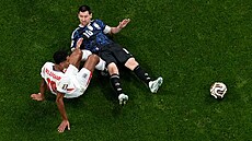 Jude Bellingham v souboji s Lionelem Messim b�hem semifinále mistrovství sv�ta.